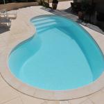 Piscine coque polyester forme haricot modèle Antilles