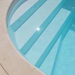 Piscine coque polyester forme haricot modèle Antilles