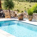 Piscine coque polyester rectangulaire avec escaliers d'angles et banquette modèle Bahamas