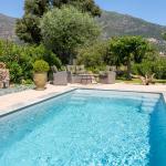 Piscine coque polyester rectangulaire avec escaliers d'angles et banquette modèle Bahamas