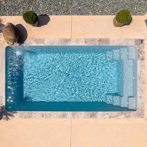 Piscine coque polyester rectangulaire avec escaliers d'angles et banquette modèle Bahamas