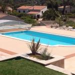 Piscine coque polyester à fond plat avec escalier roman modèle Corsica