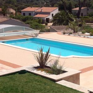 Piscine coque polyester à fond plat avec escalier roman modèle Corsica