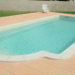 Piscine coque polyester à fond plat avec escalier roman modèle Corsica