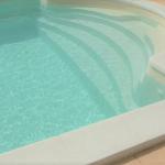 Piscine coque polyester à fond plat avec escalier roman modèle Corsica