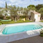 Piscine coque polyester avec banquette modèle Cuba