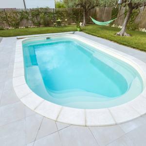 Piscine coque polyester avec banquette modèle Cuba