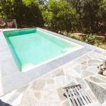 Piscine coque polyester à fond plat avec banquette modèle Sicile