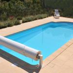 Piscine coque polyester avec escalier roman et fond incliné modèle Hawai