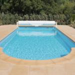 Piscine coque polyester avec escalier roman et fond incliné modèle Hawai