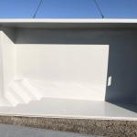 Piscine coque polyester avec plage et escalier d'angle modèle Java