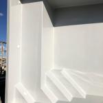 Piscine coque polyester avec plage et escalier d'angle modèle Java