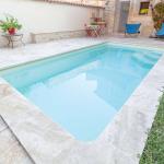 Piscine coque polyester à fond plat avec escalier d'angle modèle Majorque