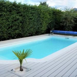 Piscine coque polyester avec escalier roman et fond plat modèle Malte