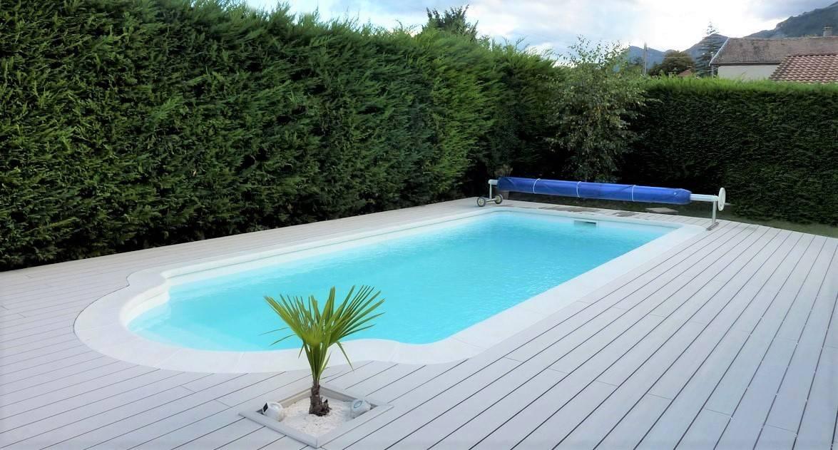 Piscine coque polyester avec escalier roman et fond plat modèle Malte