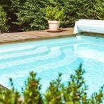 Piscine coque polyester carrée avec escalier d'angle et banquette modèle Mayotte