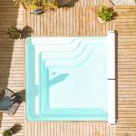 Piscine coque polyester carrée avec escalier d'angle et banquette modèle Mayotte
