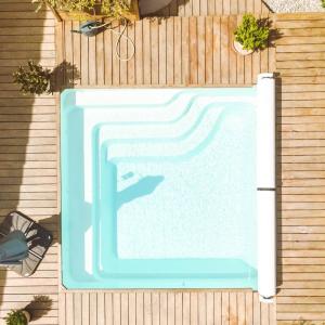 Piscine coque polyester carrée avec escalier d'angle et banquette modèle Mayotte