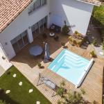 Piscine coque polyester carrée avec escalier d'angle et banquette modèle Mayotte