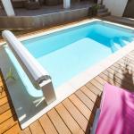 Piscine coque polyester à fond plat avec escalier d'angle modèle Minorque