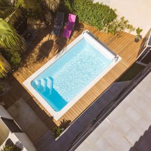 Piscine coque polyester à fond plat avec escalier d'angle modèle Minorque