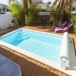 Piscine coque polyester à fond plat avec escalier d'angle modèle Minorque