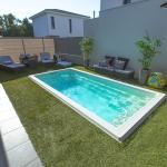 Piscine coque polyester intérieur ou extérieur de moins de 10m2 avec banquette