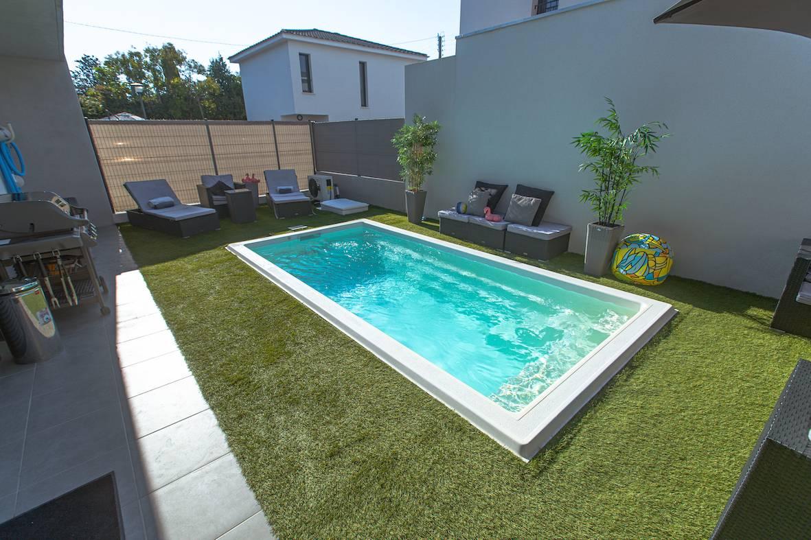Piscine coque polyester intérieur ou extérieur de moins de 10m2 avec banquette