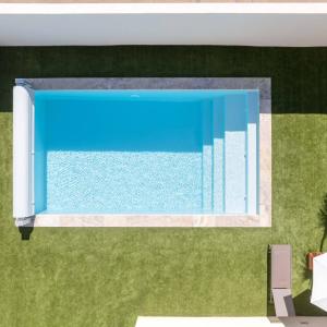 Piscine coque polyester à fond plat angles droits et parois droites modèle Philippines