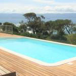 Piscine coque polyester avec escalier roman et fond incliné modèle Hawai