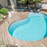 Piscine coque polyester forme haricot à fond plat modèle Seychelles