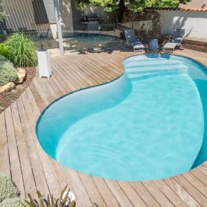 Piscine coque polyester forme haricot à fond plat modèle Seychelles