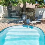 Piscine coque polyester forme haricot à fond plat modèle Seychelles