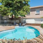 Piscine coque polyester forme haricot à fond plat modèle Seychelles