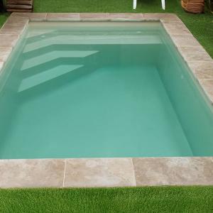 Piscine coque polyester de moins de 10m2 à fond plat avec escalier d'angle modèle Tanna