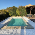 Piscine coque polyester de moins de 10m2 à fond plat avec escalier d'angle modèle Tanna