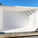 Piscine coque polyester de moins de 10m2 à fond plat avec escalier d'angle modèle Tanna