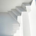 Piscine coque polyester de moins de 10m2 à fond plat avec escalier d'angle modèle Tanna