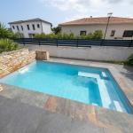 Piscine coque polyester de moins de 10m2 à fond plat avec escalier d'angle modèle Wallis