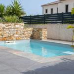 Piscine coque polyester de moins de 10m2 à fond plat avec escalier d'angle modèle Wallis