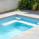 Piscine coque polyester de moins de 10m2 à fond plat avec escalier d'angle modèle Wallis