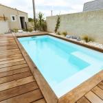 Piscine coque polyester de moins de 10m2 à fond plat avec escalier d'angle modèle Wallis