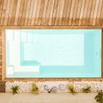 Piscine coque polyester de moins de 10m2 à fond plat avec escalier d'angle modèle Wallis