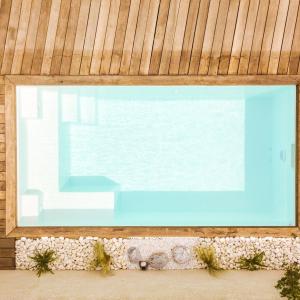 Piscine coque polyester de moins de 10m2 à fond plat avec escalier d'angle modèle Wallis