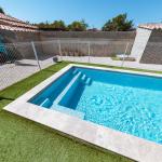 Piscine coque polyester à fond plat, angles droits et parois droites modèle Futuna